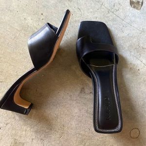 Na-Kd— black slide mule heels